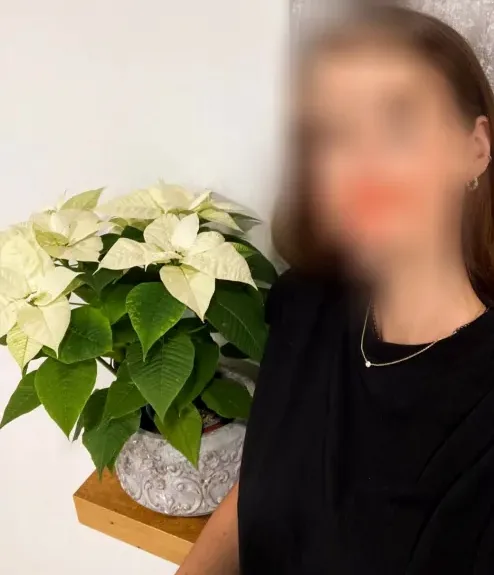 Ines, 37