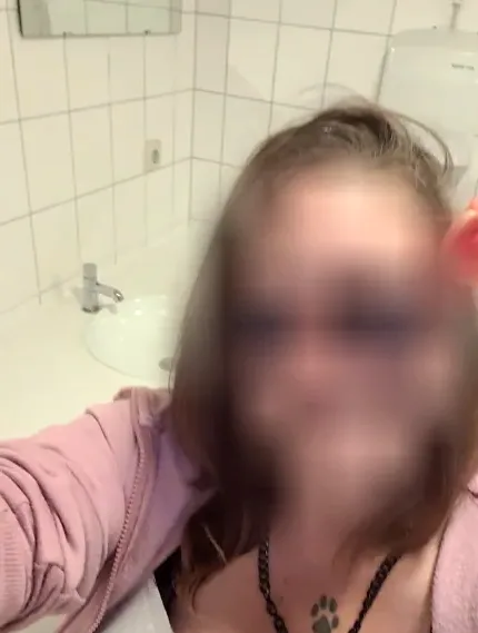Nathalie, 33